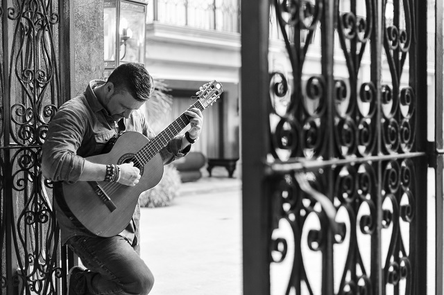 Enrique Barrios Presenta su nuevo videoclip “Tarde”