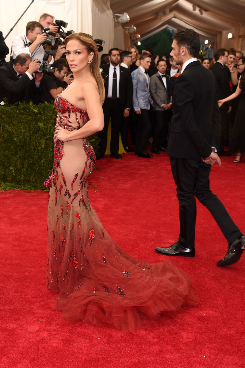 Jennifer López está para que la metan presa (NALGAS AL AIRE + #MetGala)