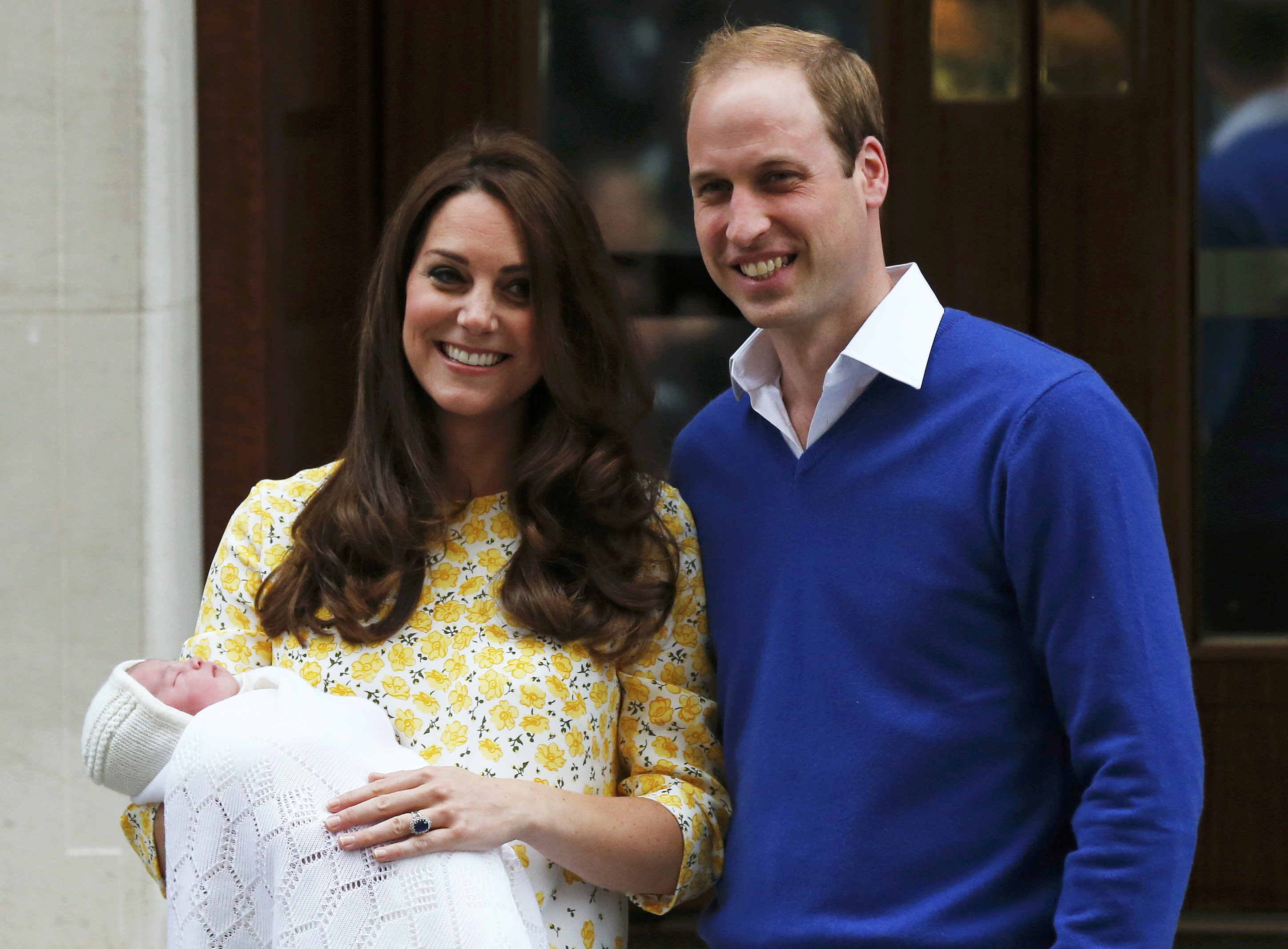 Guillermo y Kate presentan a su hija recién nacida (Fotos)