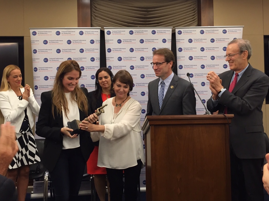 Antonio Ledezma, Leopoldo López y Tamara Sujú reciben Premio a la Democracia