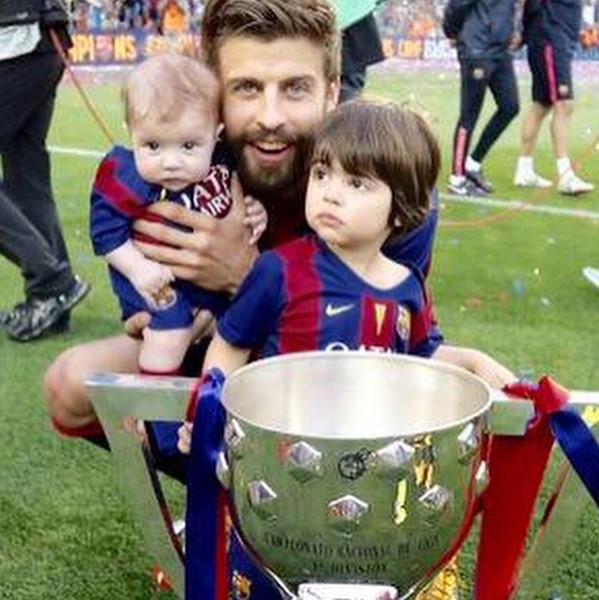 La tierna foto de Piqué con sus hijos (Foto + awwww)