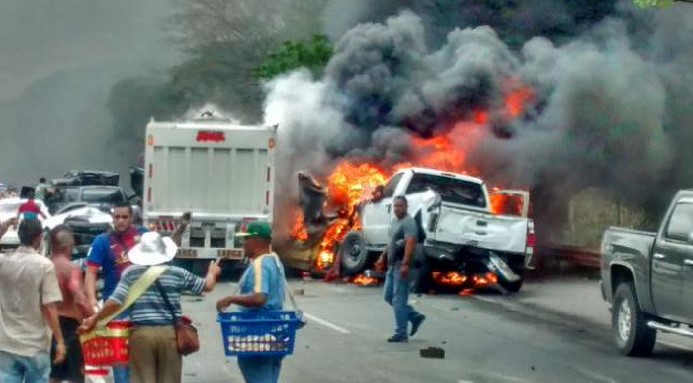 Colisión múltiple en la Puerto Cabello – Valencia deja dos muertos y seis lesionados