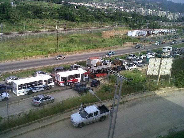 No solo los atracaron en la camionetica… sino que también los habrían desnudado