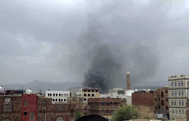 Una columna de humo sale de un edificio tras el ataque aéreo llevado a cabo por la aviación de la coalición, liderada por Arabia Saudí, contra un cuartel controlado por los rebeldes hutíes en el centro de la capital, Saná, Yemen, hoy 27 de mayo de 2015. Al menos 40 personas murieron y un centenar resultaron heridas en este ataque aéreo. Fuentes del movimiento hutí explicaron a Efe que el blanco de los bombardeos fue una sede de las Fuerzas Especiales y que entre las víctimas hay milicianos rebeldes y reclutas de la Policía yemení. EFE/Yahya Arhab