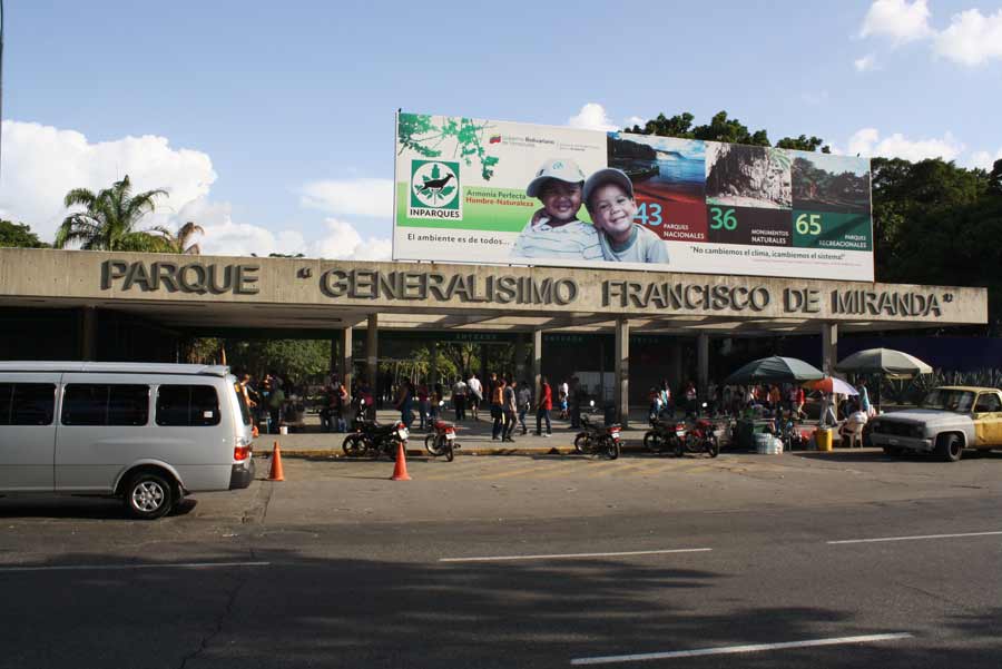 Retiran a buhoneros del Parque del Este