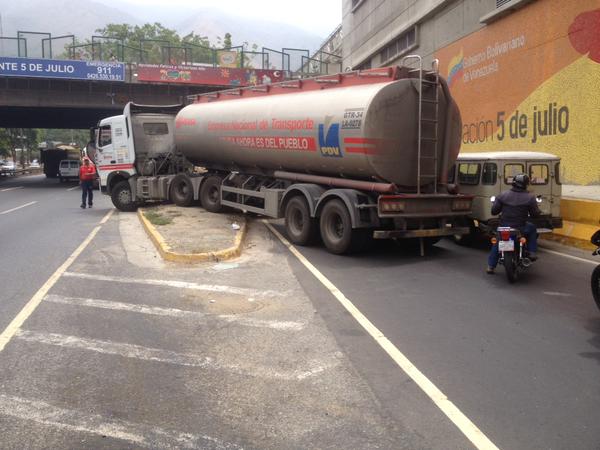 Gandola accidentada en La Urbina causa retrasos en la zona