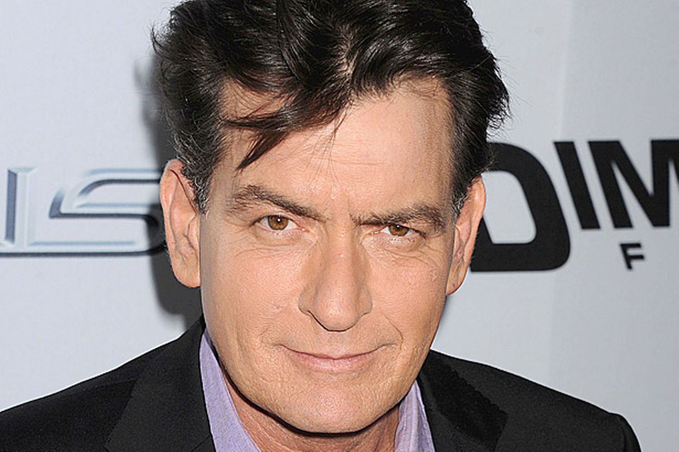 Investigan a Charlie Sheen por supuestas amenazas a su expareja