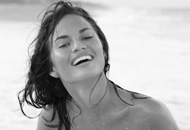 El impecable y total desnudo playero de Chrissy Teigen (UFFF)