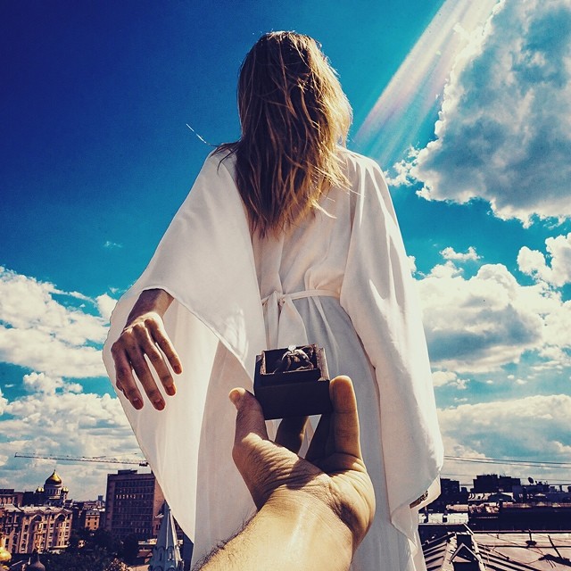 La pareja que se hizo famosa por la campaña #FollowMeTo se casó, mira las creativas fotografías de su boda