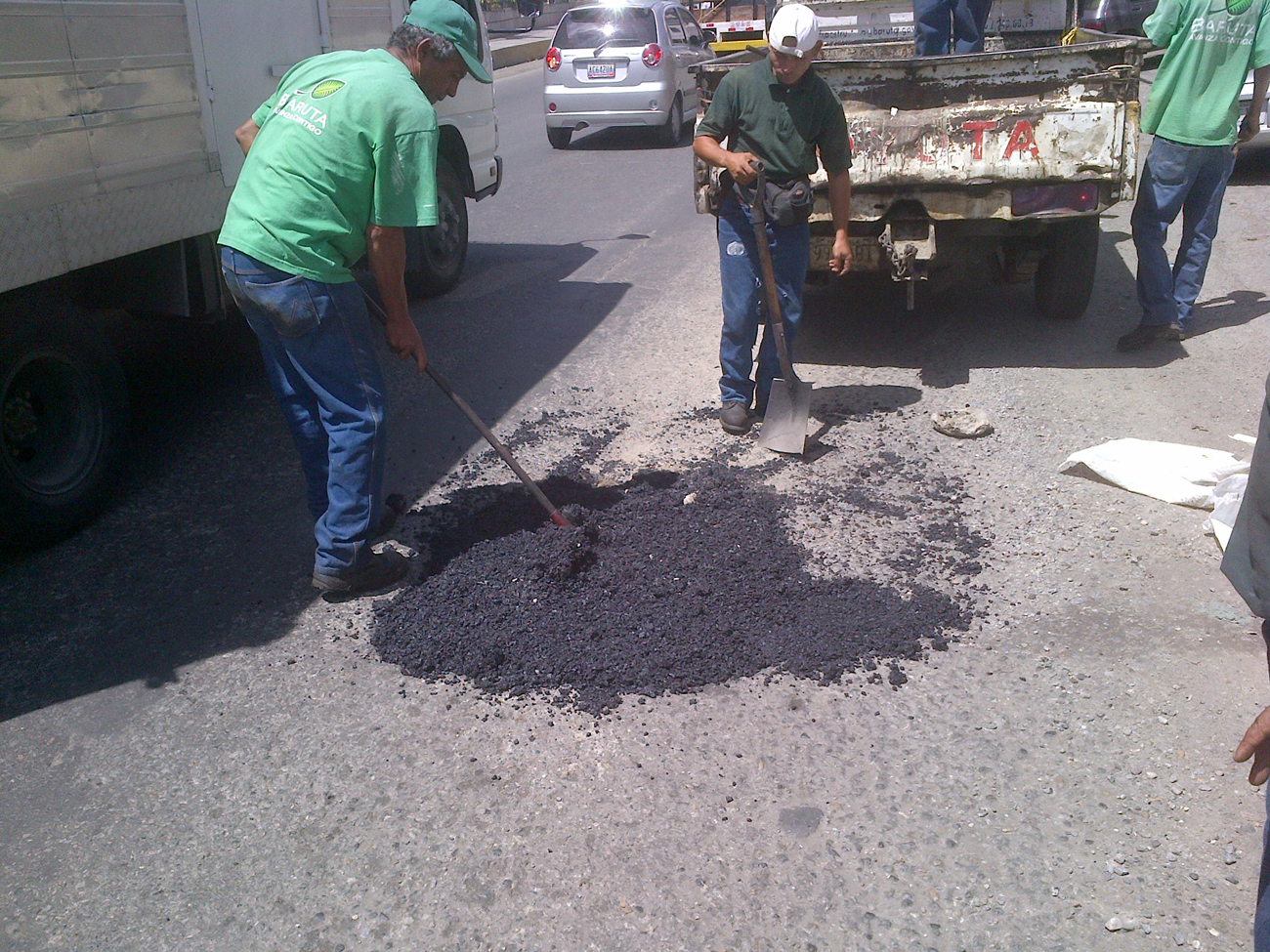 Avanza plan de bacheo en calles de Baruta (Fotos)