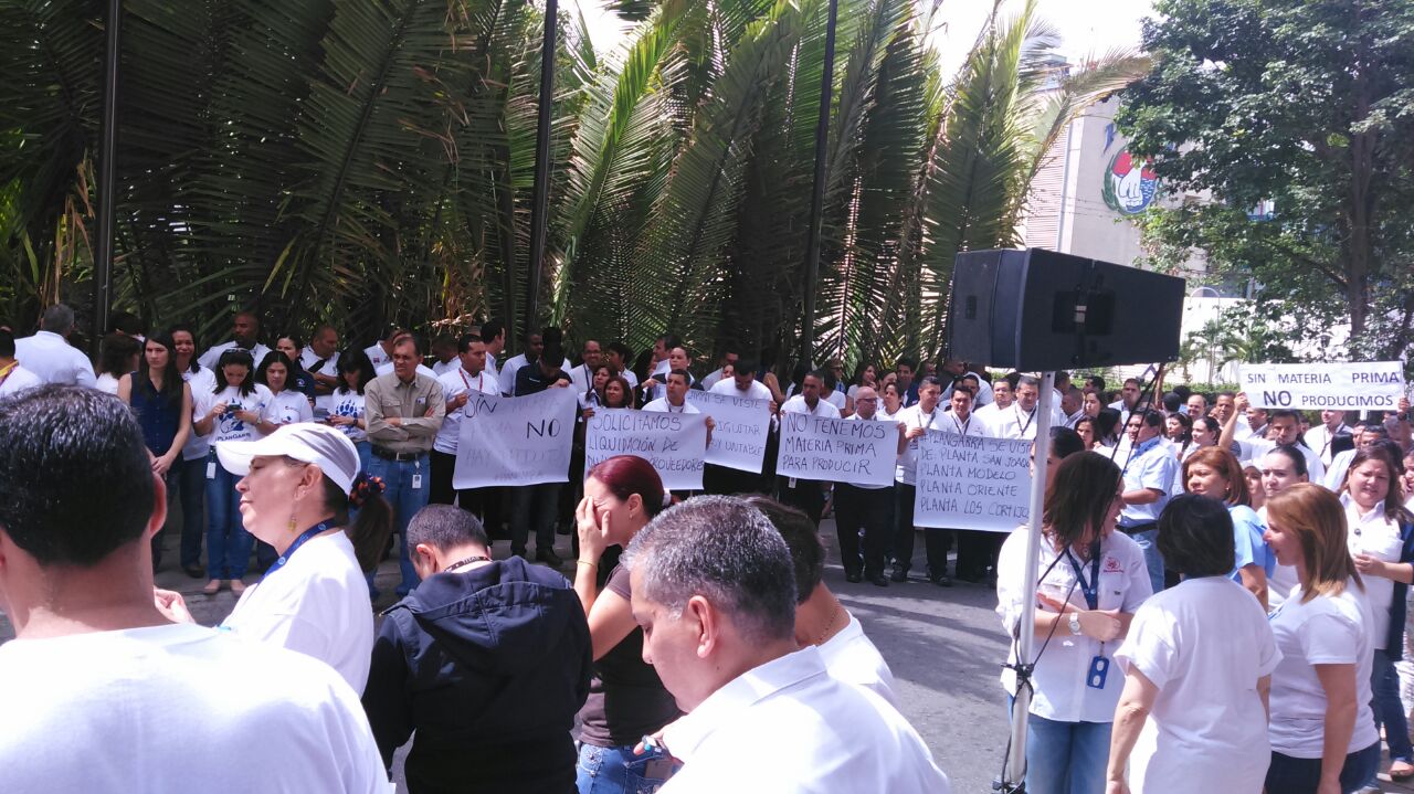 Trabajadores de Empresas Polar protestan por falta de materia prima y divisas (Fotos y video)