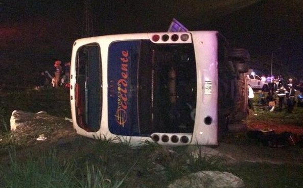 Unidad de transporte se volcó en la ARC la madrugada de este sábado (Fotos)