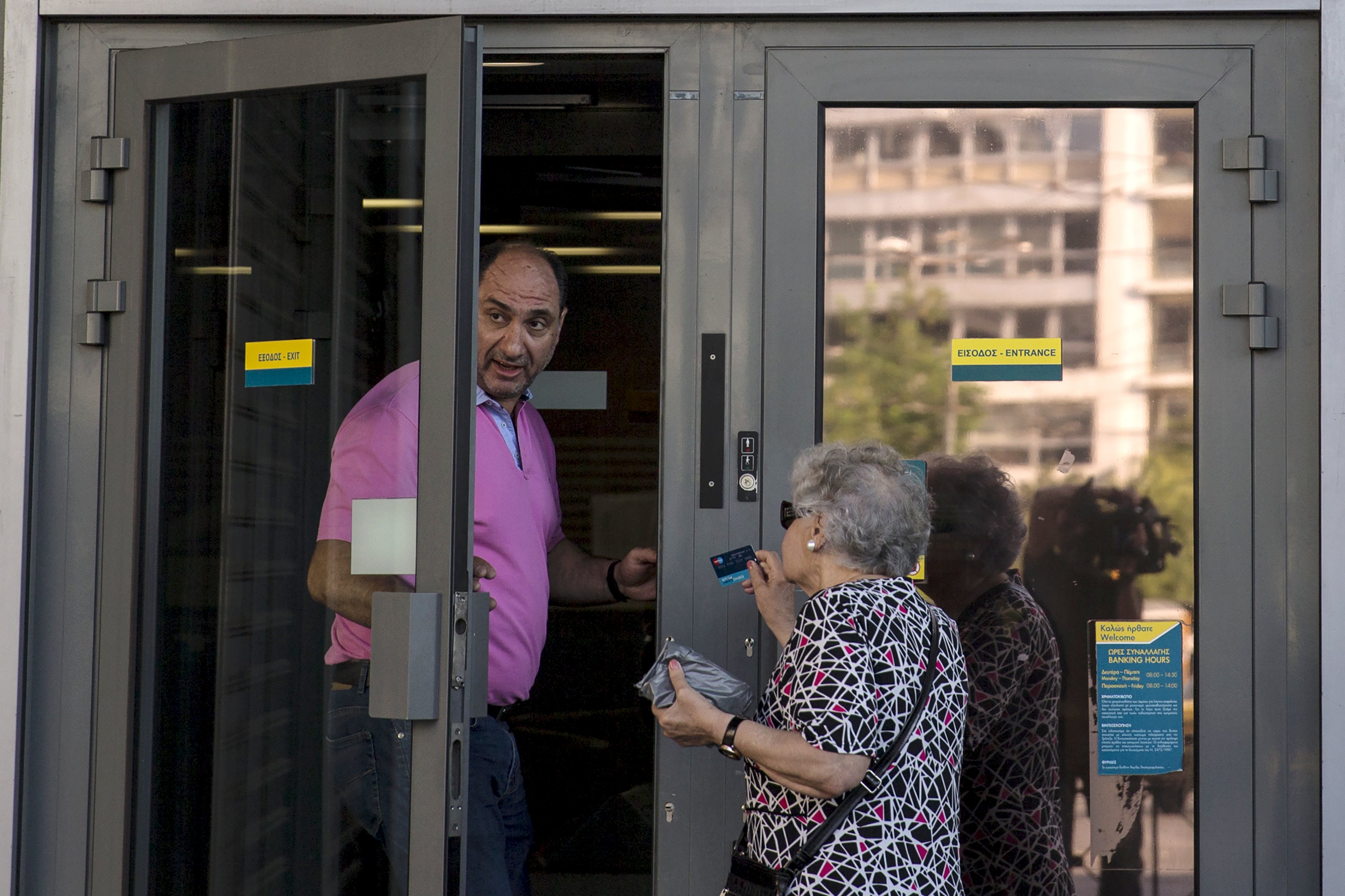 Los griegos entran en el corralito sin dinero ni esperanza