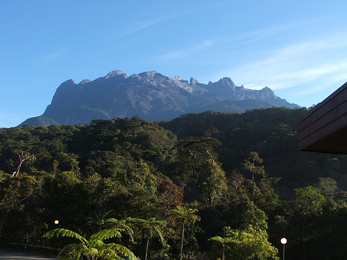 Sismo deja más de 130 personas atrapadas en montaña de Malasia