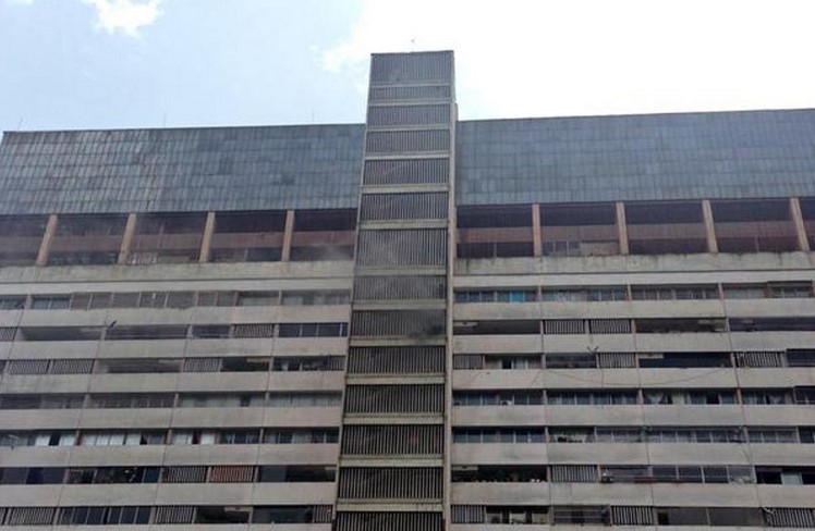 Cerrada Avenida Lecuna por incendio en Parque Central