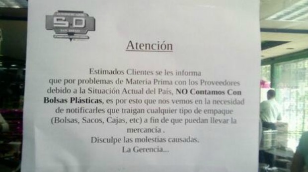 Usuarios denuncian escasez de bolsas en los supermercados