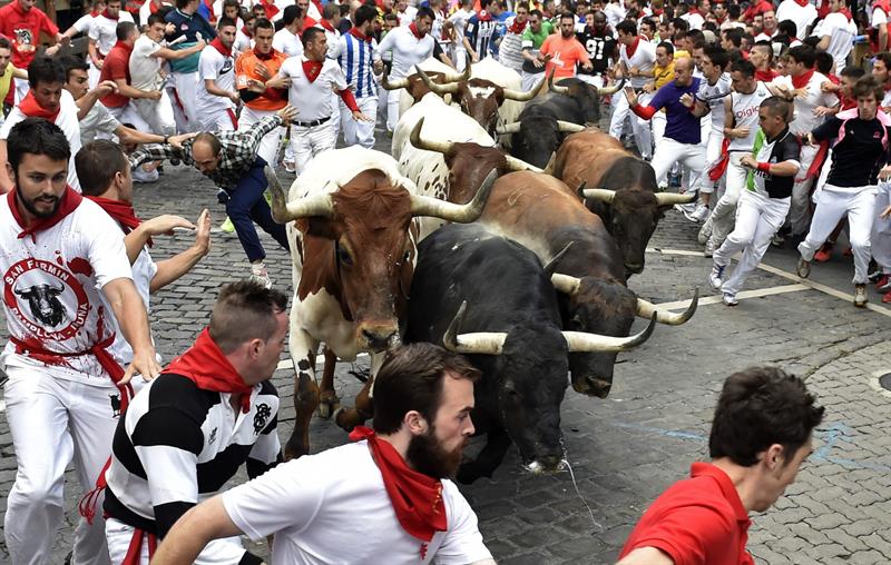 Rápido, limpio y bonito segundo día de encierro de los sanfermines (Fotos)