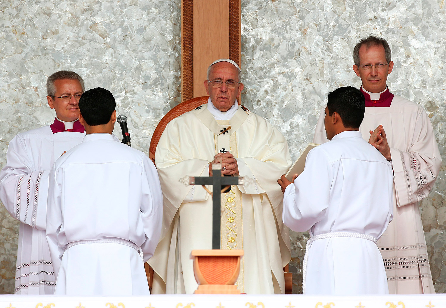 El papa Francisco llama a luchar contra lógica del consumismo