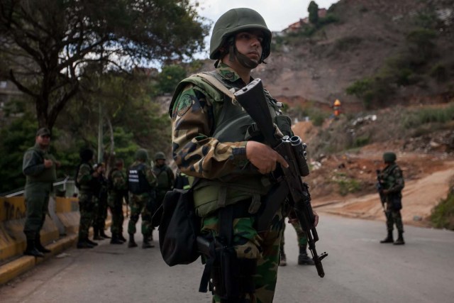 CAR11. CARACAS (VENEZUELA), 13/07/2015.- Miembros de la Guardia Nacional Bolivariana (GNB) participan en un operativo en el sector Cota 905 hoy, lunes 13 de julio de 2015, en Caracas (Venezuela). La Guardia Nacional Bolivariana (GNB, policía militarizada) de Venezuela despliega hoy un vasto operativo contra la delincuencia en una populosa zona del oeste de Caracas, con soldados y policías apoyados por tanquetas y helicópteros. EFE/Miguel Gutiérrez