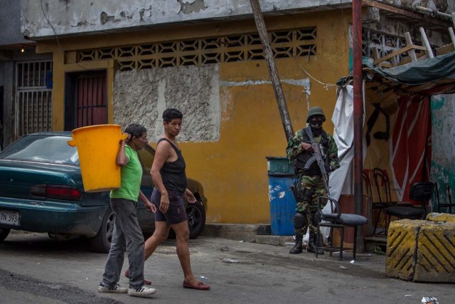 POLICÍA MILITARIZADA VENEZOLANA DESPLIEGA UN VASTO OPERATIVO EN CARACAS