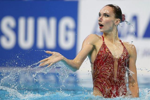  La nadadora rusa Natalia Ishchenko durante su ejercicio en la final de rutina libre individual de los Mundiales de natación que se celebran en Kazan (Rusia) hoy 29 de julio de 2015 en la que ha conseguido la medalla de oro. EFE/Patrick B. Kraemer