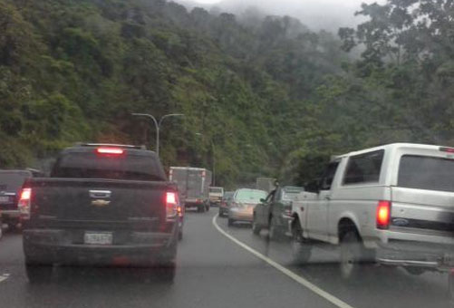 Accidente con una gandola en la ARC genera retraso sentido Caracas