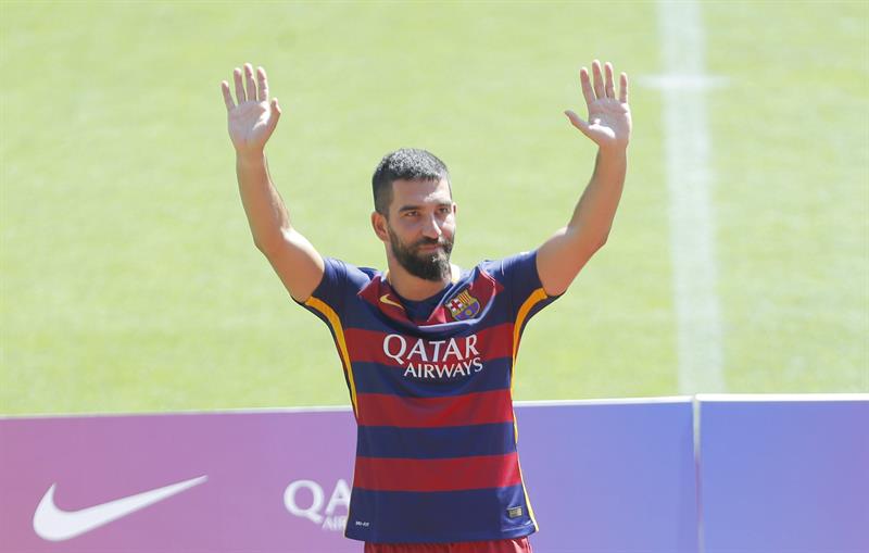 Arda Turan se presentó ante unos seis mil aficionados en el Camp Nou (Fotos)