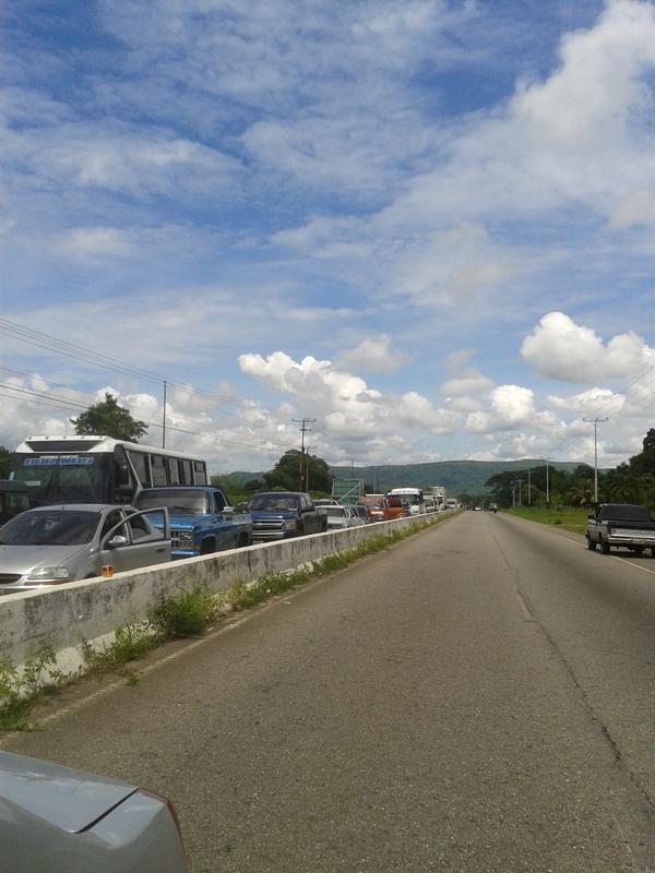 Protesta de vecinos impide paso de Barinas a Mérida