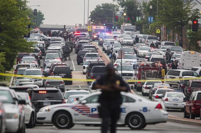 Vista general de los atascos después de que la policía acordonara la zona del centro administrativo de la Marina Navy Yard de Washington, Estados Unidos, hoy 2 de julio de 2015. La Policía de Parques de Estados Unidos busca a un hombre armado en dicho centro en donde en 2013 un individuo mató a 12 personas e hirió a otras tres. EFE/Michael Reynolds