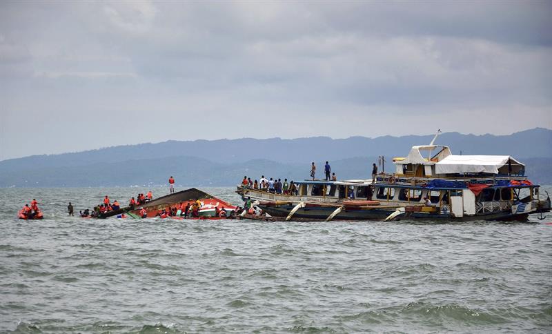 Al menos 124 personas fueron salvadas de incendio en un transbordador en Filipinas