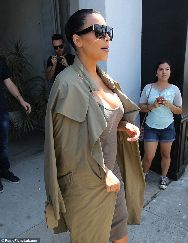 Con barriga o sin ella, Kim Kardashian no renuncia al escote (Fotos)