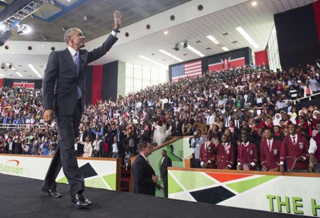 Barack Obama, en el pabellón de deportes de Nairobi este domingo. / AFP