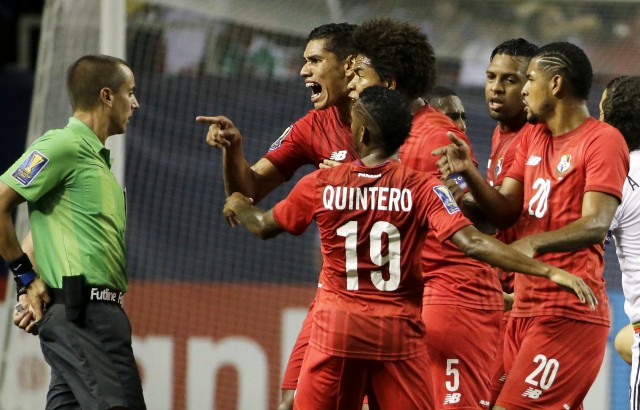 El panameño Valentín Pimentel, en el centro derecha, señala al árbitro Mark Geiger, que mostró una tarjeta roja al panameño Luis Tejada, que no aparece, en el primer tiempo de su partido de semifinales de la Copa de Oro contra México, el miércoles 22 de julio de 2015. en Atlanta. Foto: AP 