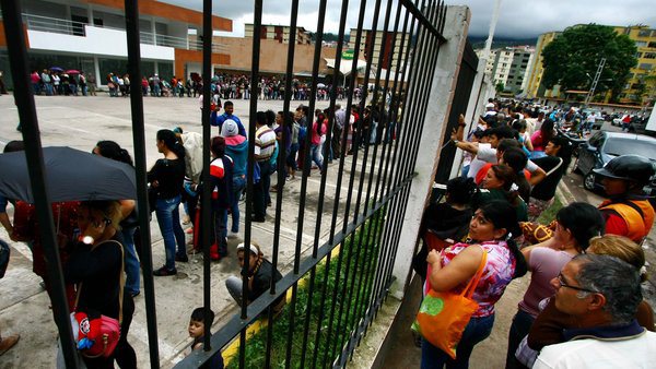 “Casi 70 % de las personas que hacen colas son bachaqueros”