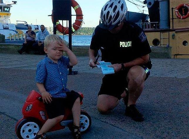 ¡WTF! Multan a niño de tres años por estacionar mal su moto (Foto)