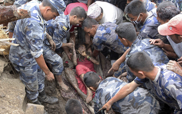 DDS01 KATHMANDÚ (NEPAL), 30/07/2015.- Miembros del servio de emergencias y la policía encuentran a una de las supervivientes tras un deslizamiento masivo de tierra ocurrido en la localidad de Lumle, Nepal hoy 30 de julio de 2015. Al menos 19 personas murieron, 29 resultaron heridas y otras 20 permanecen desaparecidas tras un deslizamiento masivo de tierra ocurrido en el centro de Nepal a causa de las fuertes lluvias. EFE/Bijay Neupane **ATENCIÓN EDITORES CONTENIDO GRÁFICO**