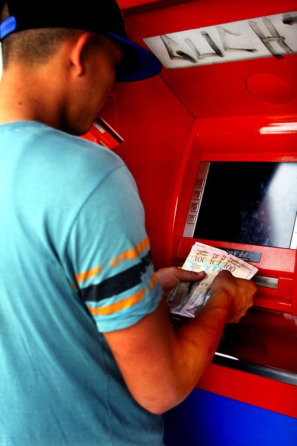 Tachirenses peregrinan por cajeros automáticos en busca de efectivo