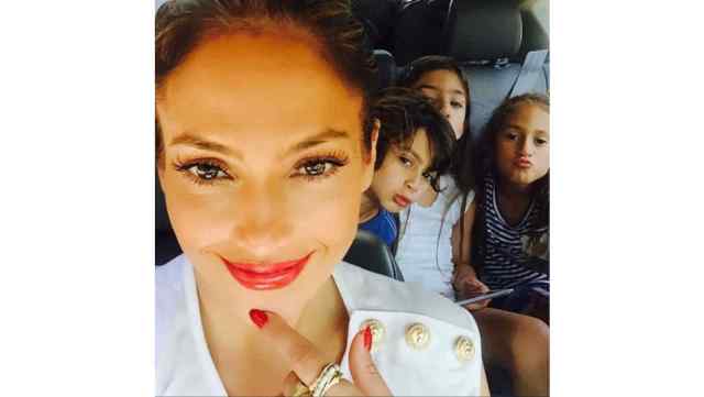 jennifer-lopez-max-emme-selfie-1920