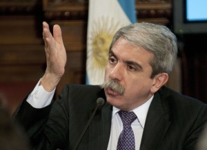 Jefe de Gabinete argentino se defiende ante vinculación con triple homicidio