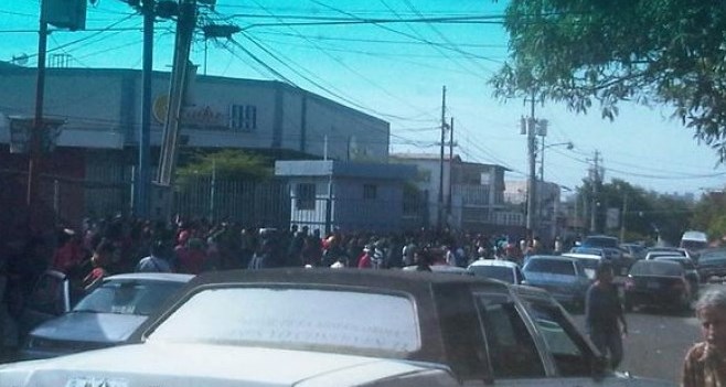 Desesperación generó intento de saqueo en el Centro 99 de Los Haticos (FOTOS)