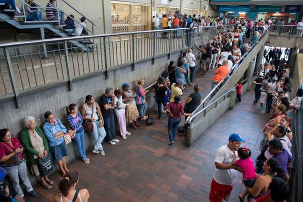 La vida del venezolano se redujo al martirio de las colas