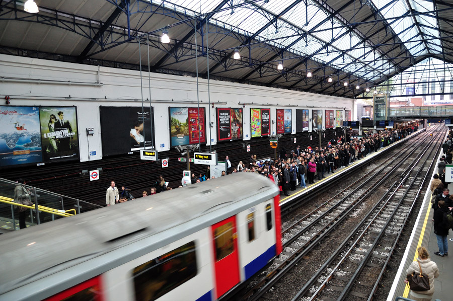 Metro de Londres se paraliza por 24 horas y afecta a cuatro millones de usuarios