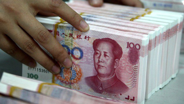 China devalúa el yuan y reforma el sistema cambiario para activar su economía