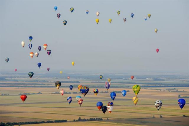 Varios globos aerostáticos participan en el XIX Campeonato Europeo de Globos Aerostáticos FAI en Debrecen, a 226 kilómetros al este de Budapest (Hungría) hoy, 12 de agosto de 2015. Un total de 102 participantes de 23 países participan en la competición, que se celebra hasta el próximo 18 de agosto. EFE/Zsolt Czegledi 