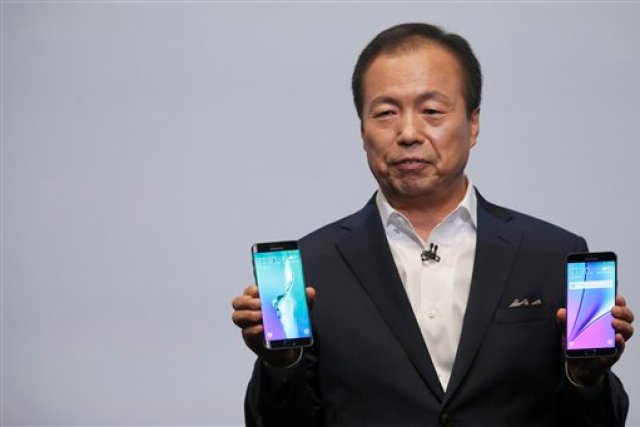 Jk Shin, presidente y director general de Samsung Electronics, sostiene el Samsung Galaxy S6 Edge Plus, izquierda, y el Samsung Galaxy Note 5 durante una presentación el jueves 13 de agosto de 2015 en el Centro Lincoln de Nueva York. (Foto AP/Mary Altaffer)