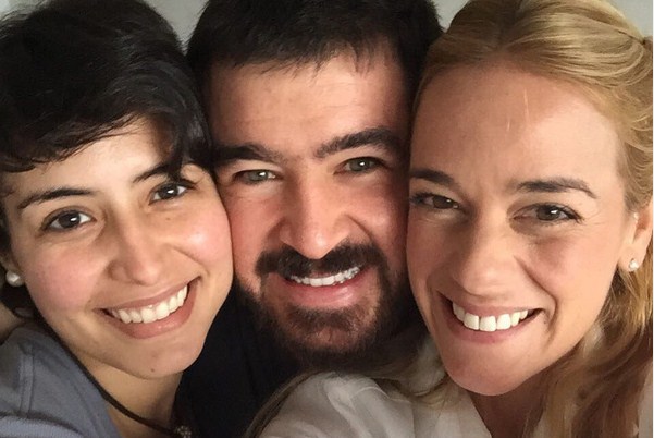 La “selfie” de Lilian Tintori con Patricia y Daniel Ceballos (FOTO)