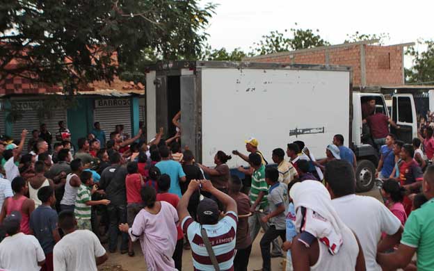 Maracaibo 13/08/2015 Queman de sede de la GNB de La Sibucara por vecinos del sector, estos denuncian que los guardias no hace su trabajo sino que los extorcionan si estos llevan consigo algun alimento.  En el lugar solo habia anrquia y muchos menores de edad, trataban de derrumbar dicha sede y saqueaban a cualquier cava que pasara por la via.