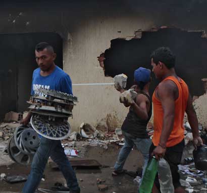 Maracaibo 13/08/2015 Queman de sede de la GNB de La Sibucara por vecinos del sector, estos denuncian que los guardias no hace su trabajo sino que los extorcionan si estos llevan consigo algun alimento.  En el lugar solo habia anrquia y muchos menores de edad, trataban de derrumbar dicha sede y saqueaban a cualquier cava que pasara por la via.