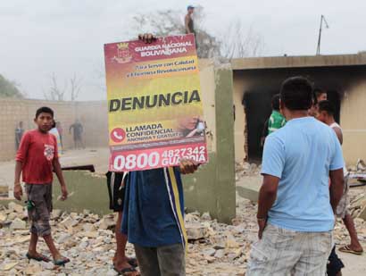 Maracaibo 13/08/2015 Queman de sede de la GNB de La Sibucara por vecinos del sector, estos denuncian que los guardias no hace su trabajo sino que los extorcionan si estos llevan consigo algun alimento.  En el lugar solo habia anrquia y muchos menores de edad, trataban de derrumbar dicha sede y saqueaban a cualquier cava que pasara por la via.