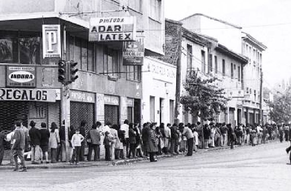 Largas colas para adquirir alimentos durante el gobierno de Allende / El Mercurio